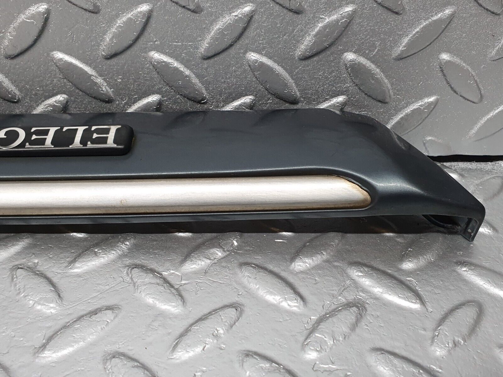 41803 Mercedes-Benz W202 C200 Front Left Fender Wing Centre Moulding 2026909162