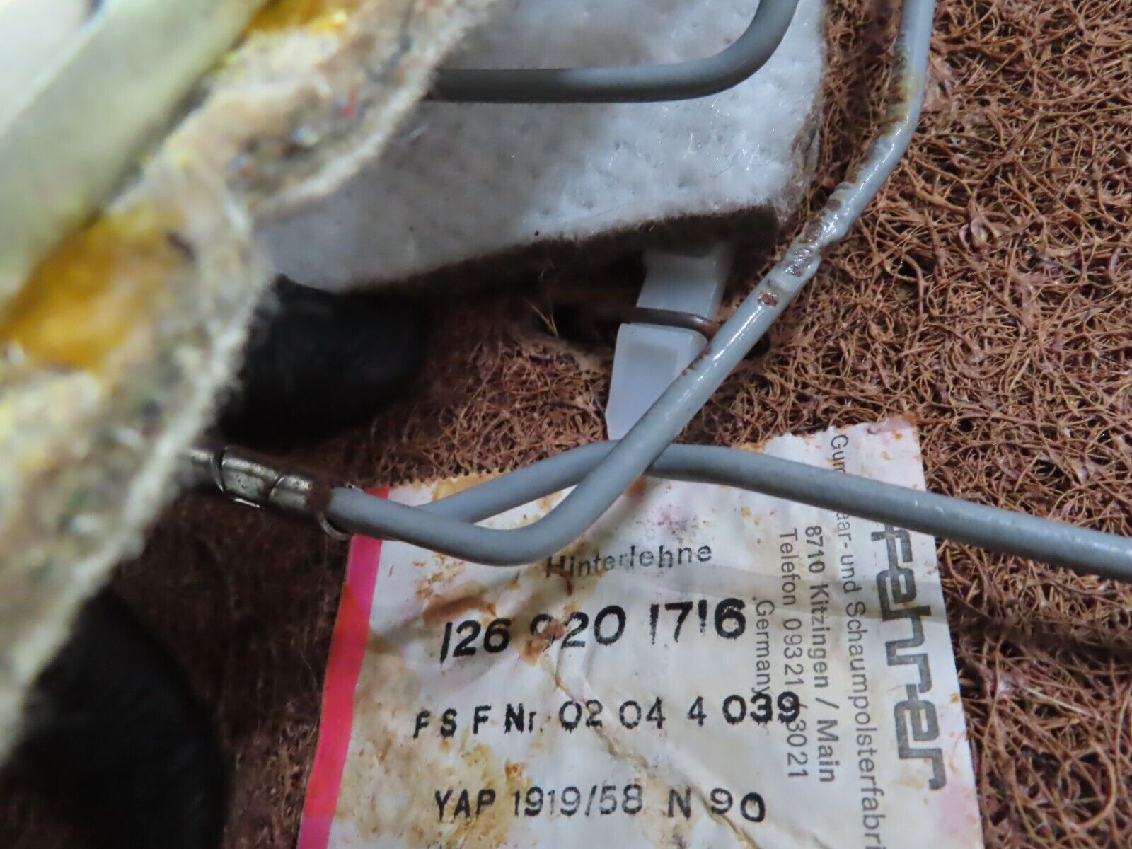 42909 Mercedes-Benz W126 300SE Rear Seat Red Leather 1269201716