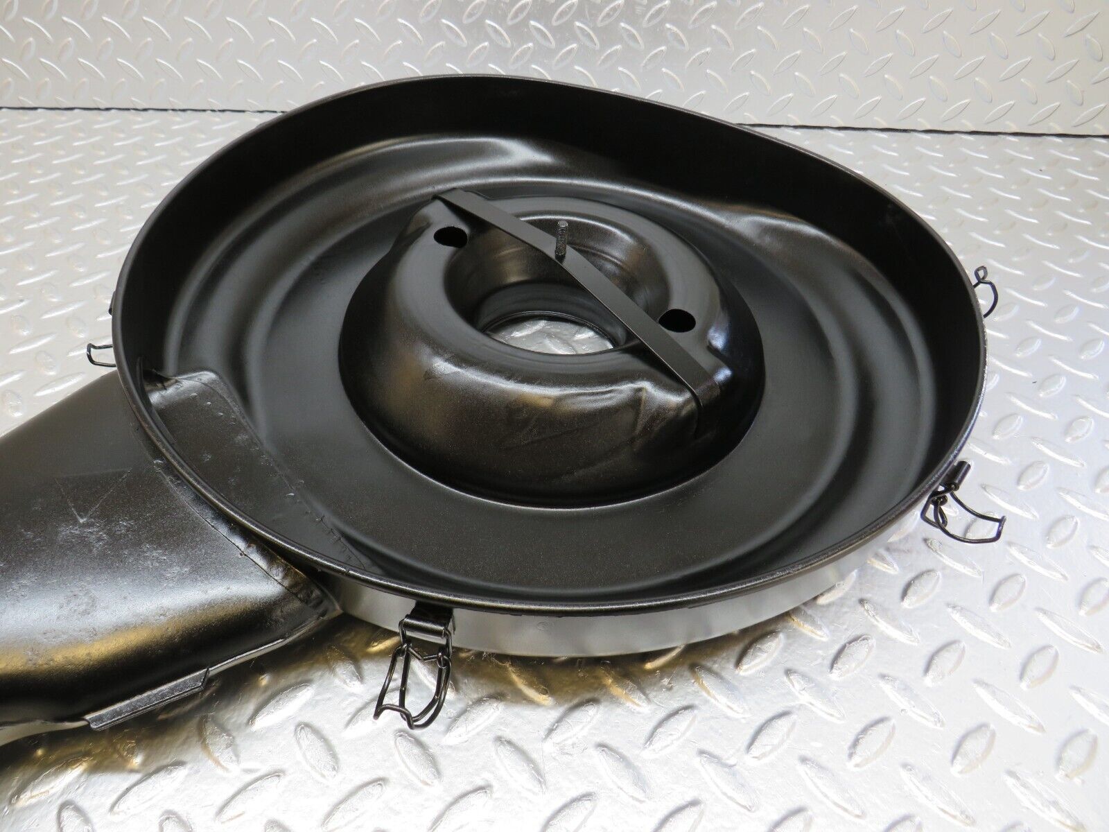 33558 Mercedes-Benz C107 R107 Air Filter Box Housing 0070942702