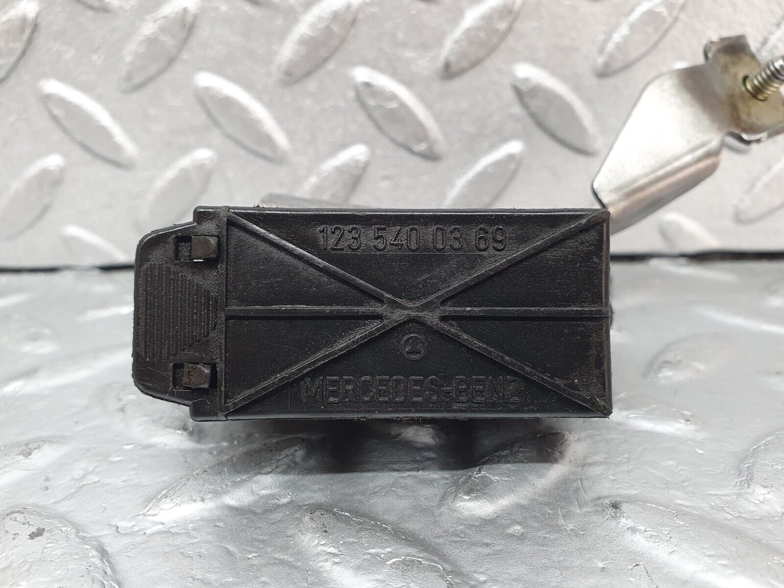 44135 Mercedes-Benz C123 230CE Coupe Cable Wire Connector 1235400369