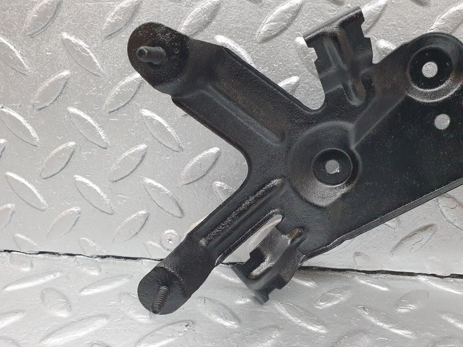 42121 Mercedes-Benz W202 C200 Fuel Pump Bracket