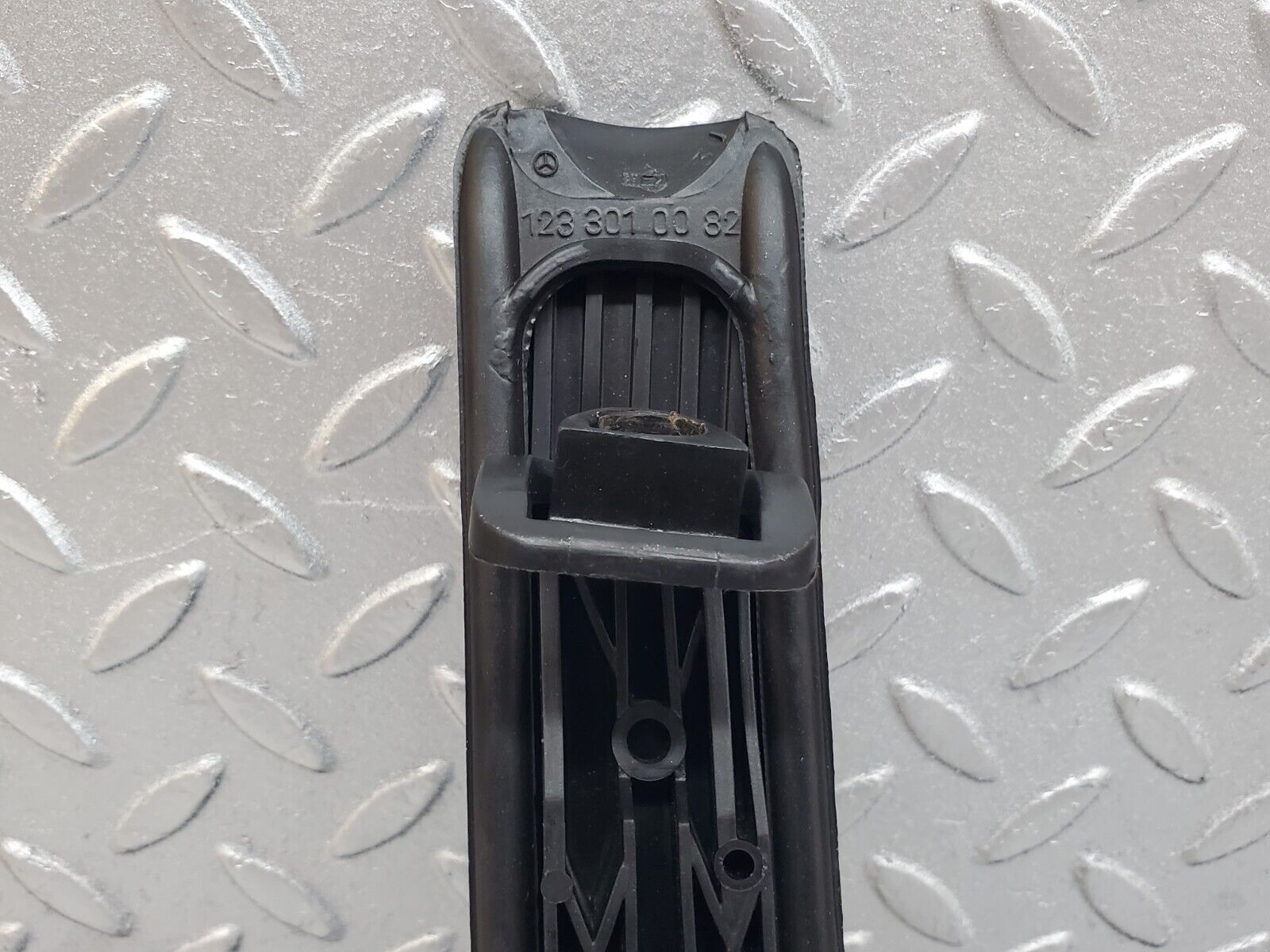 44722 Mercedes-Benz W124 220E Accelerator Pedal With Rubber 1233010082 1263000504