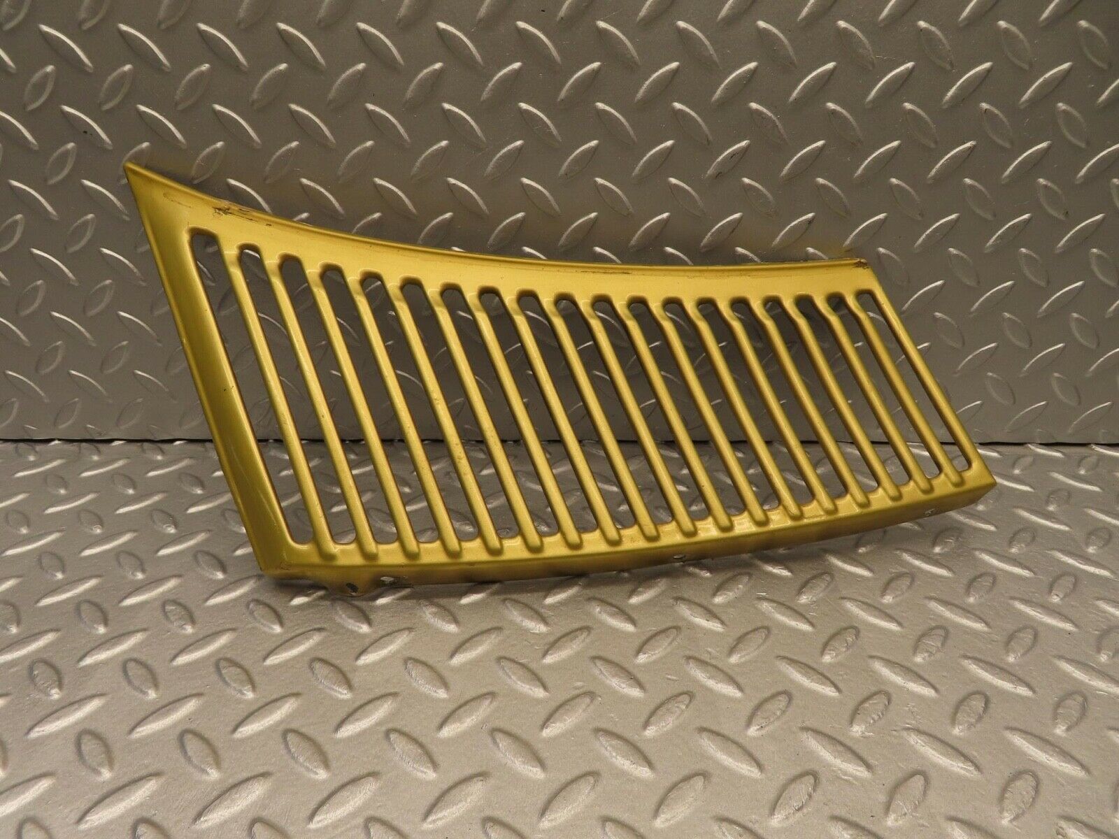 11814 Mercedes-Benz R107 450SL Air Intake Grill Right Side