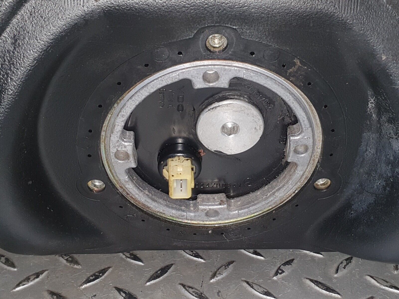 41999 Mercedes-Benz W202 C200 Fuel Tank Plastic 2024706901