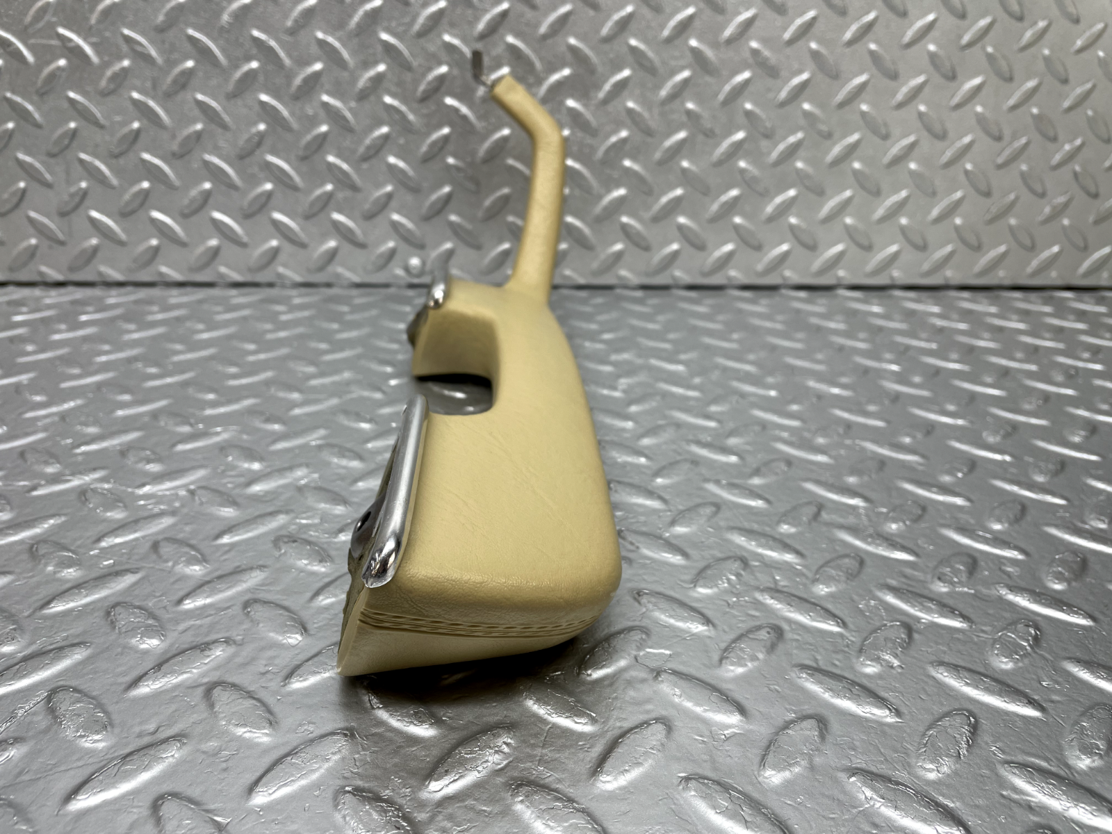 44262 Mercedes-Benz W123 280E Interior Door Handle Beige Left 1239701701