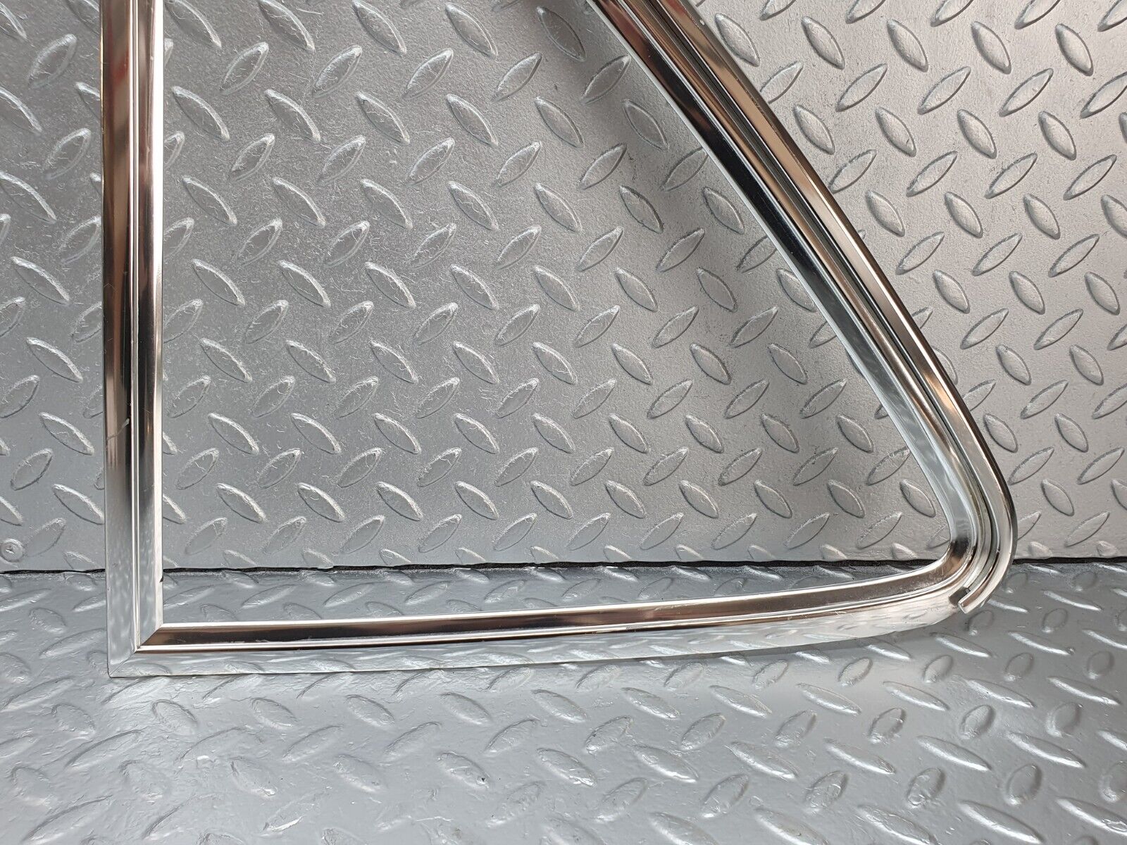 43052 Mercedes-Benz R107 Hardtop Side Window Chrome Moulding Trim Left