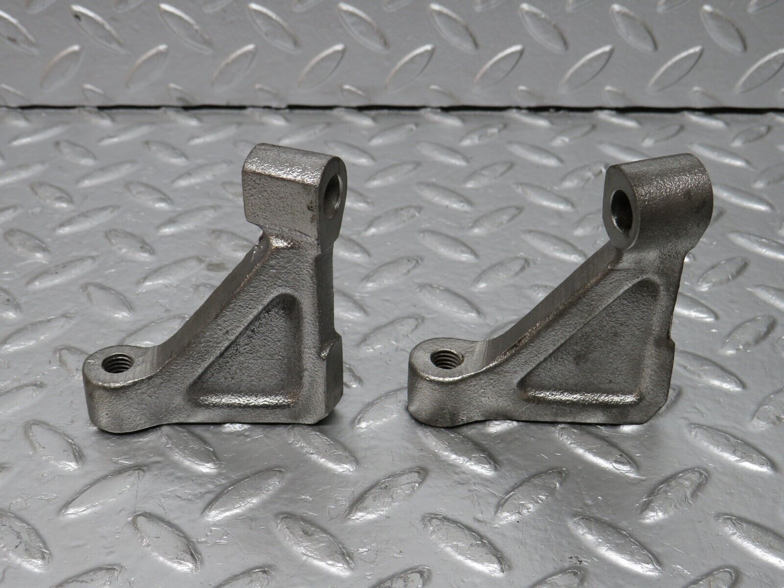 32952 Mercedes-Benz C107 R107 Engine Mount Bracket Pair 1160110895 1160110995