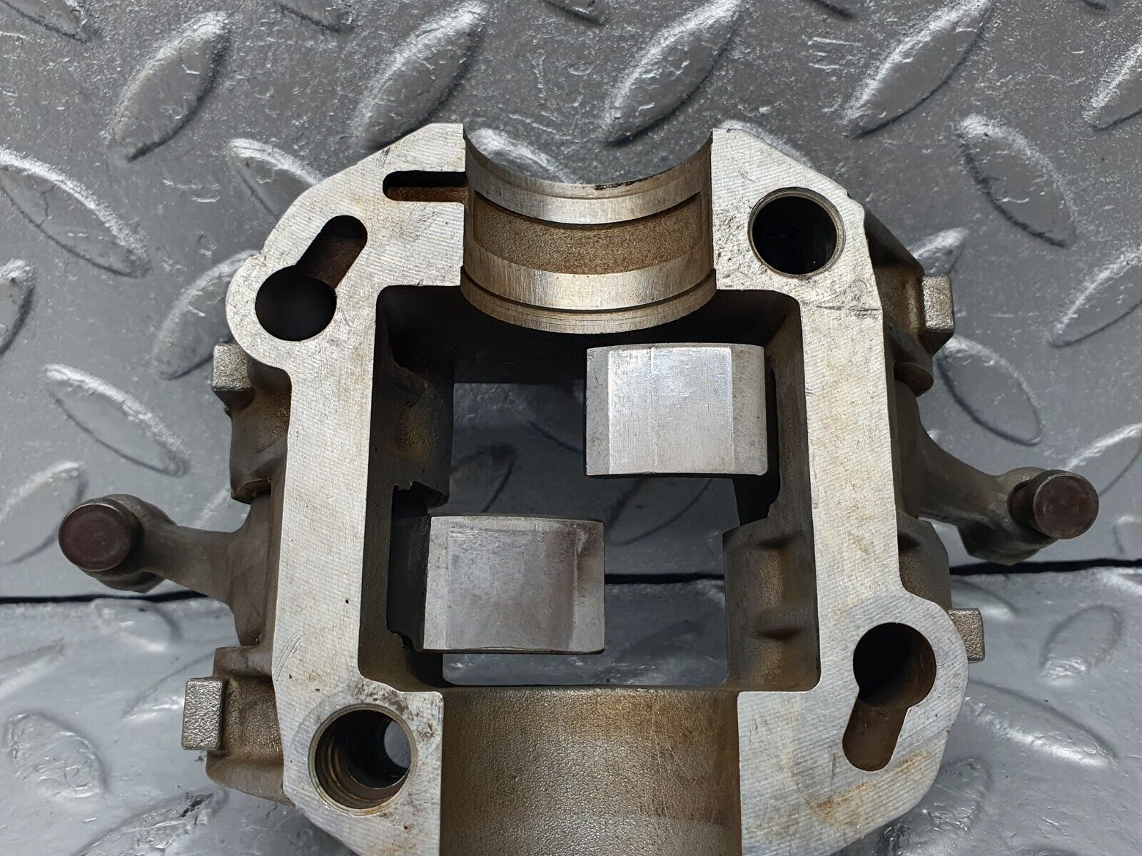 44010 Mercedes-Benz C123 230CE Rocker Arms Camshaft Bearing Block 1020512110