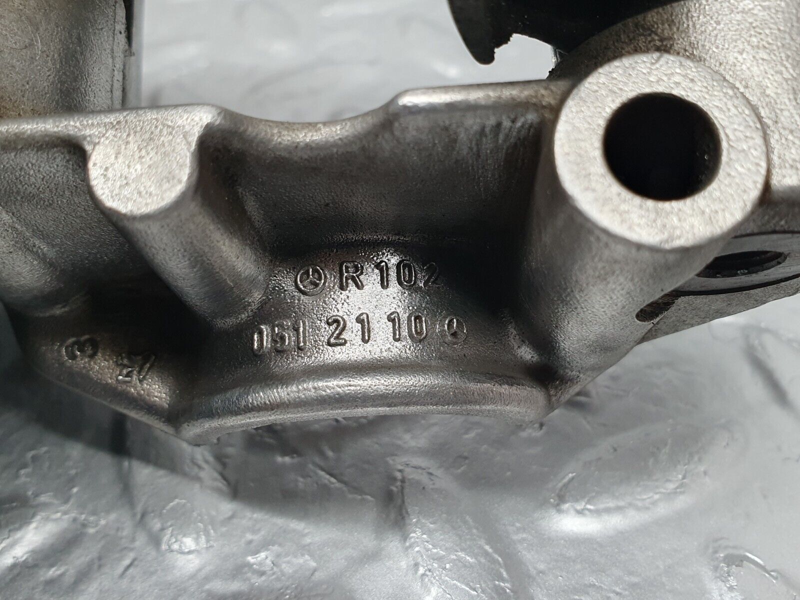 43064 Mercedes-Benz W123 Rocker Arms Camshaft Bearing Block 1020512110