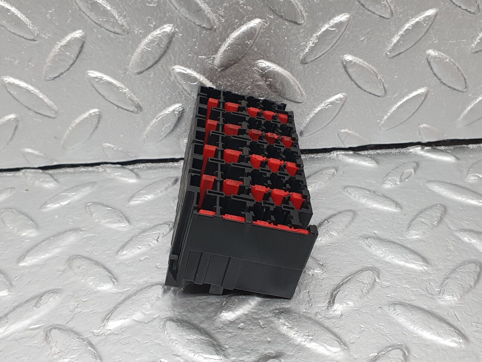 42099 Mercedes-Benz W202 C200 Fuse Box Fuse Holder 0015457901