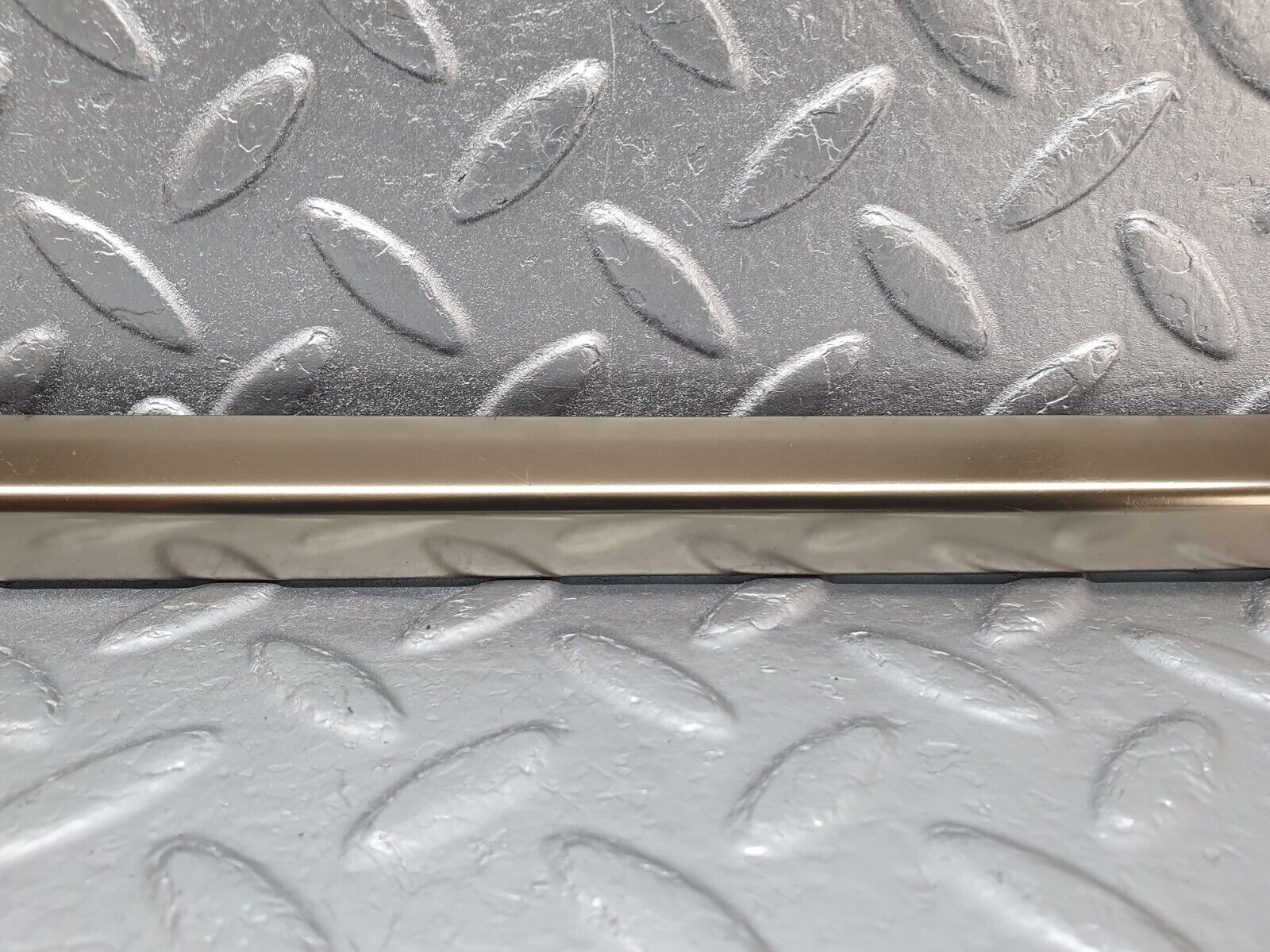 42105 Mercedes-Benz W202 C200 Front Right Door Moulding Trim