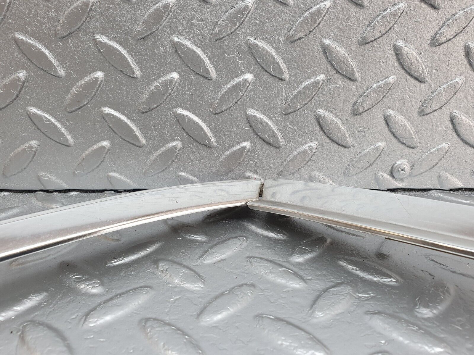 43054 Mercedes-Benz R107 Hardtop Windscreen Chrome Frame