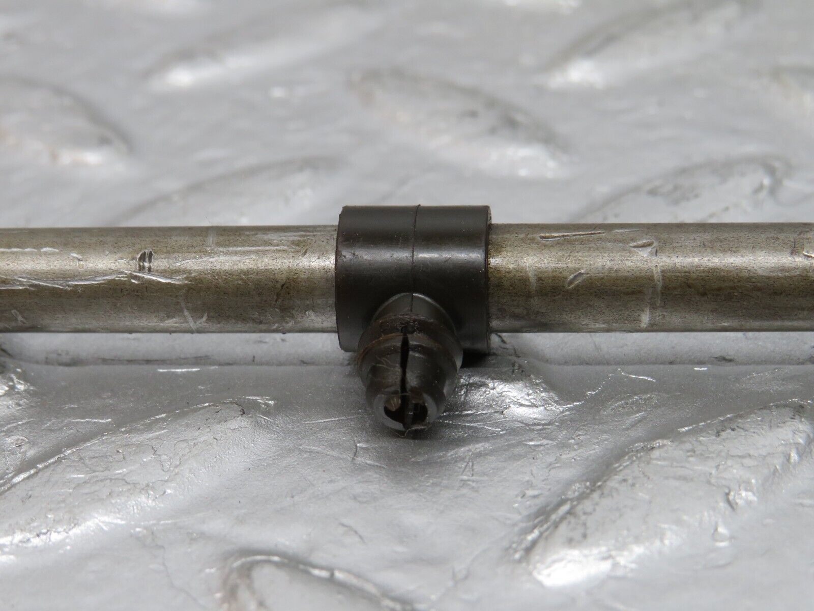 32958 Mercedes-Benz C107 R107 450 V8 Camshaft Oil Tube