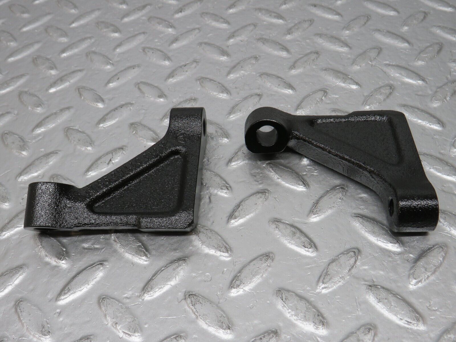 32757 Mercedes-Benz C107 R107 350 V8 Engine Mount Bracket Pair 1160110895 1160110995