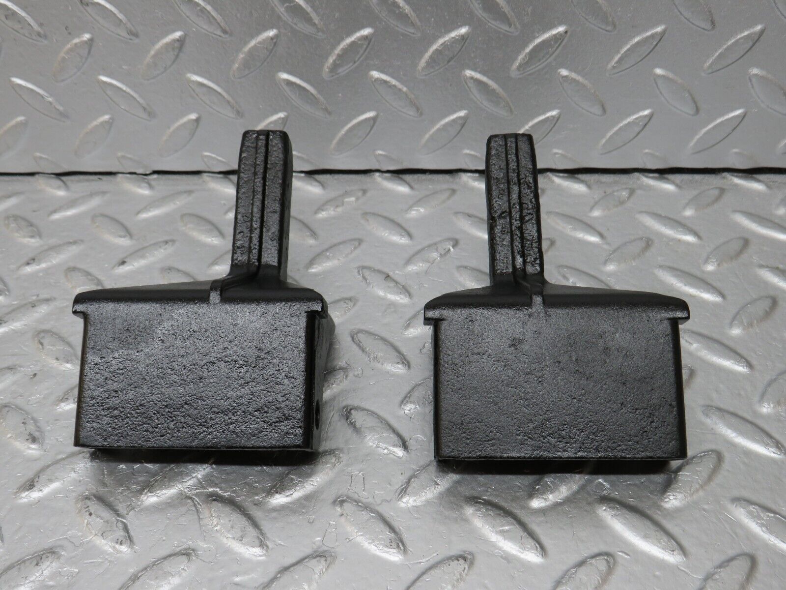 34600 Mercedes-Benz C126 380SEC Front Bumper Bracket 2x 1268851114 1268851214