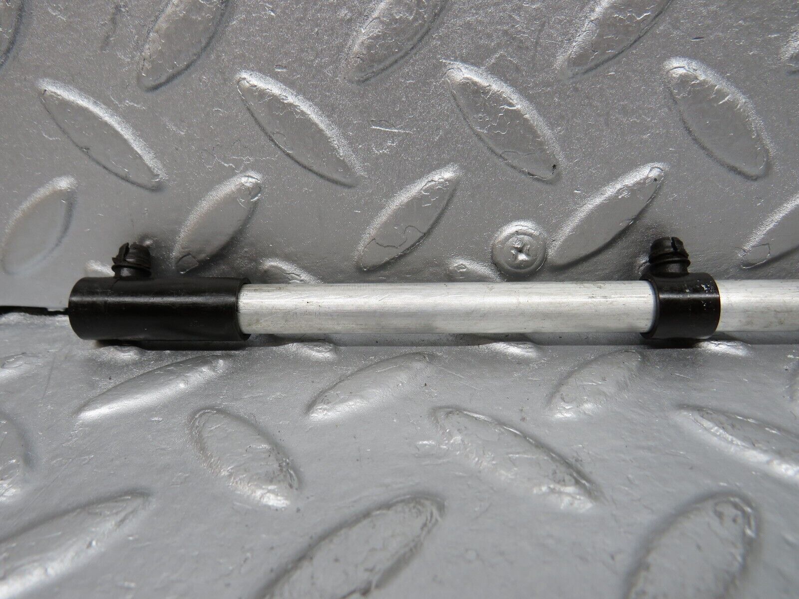 39157 Mercedes-Benz R107 500SL Camshaft Oil Tube