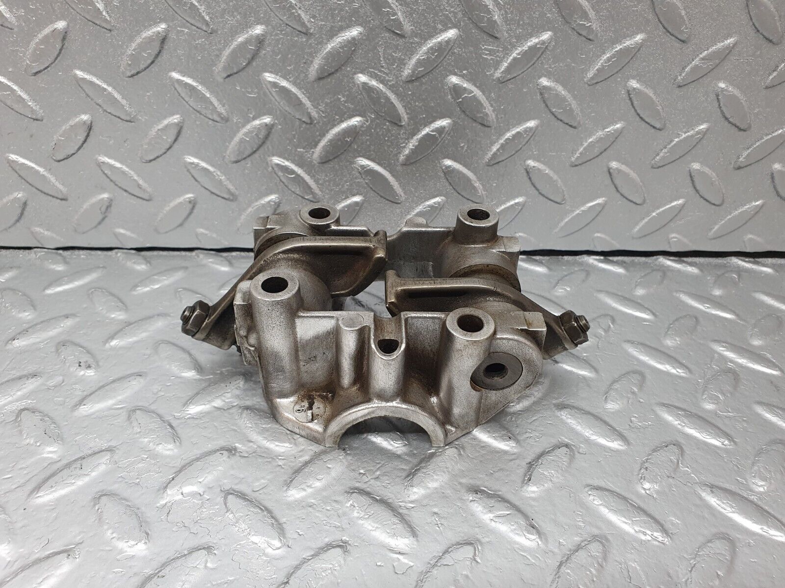 43064 Mercedes-Benz W123 Rocker Arms Camshaft Bearing Block 1020512110