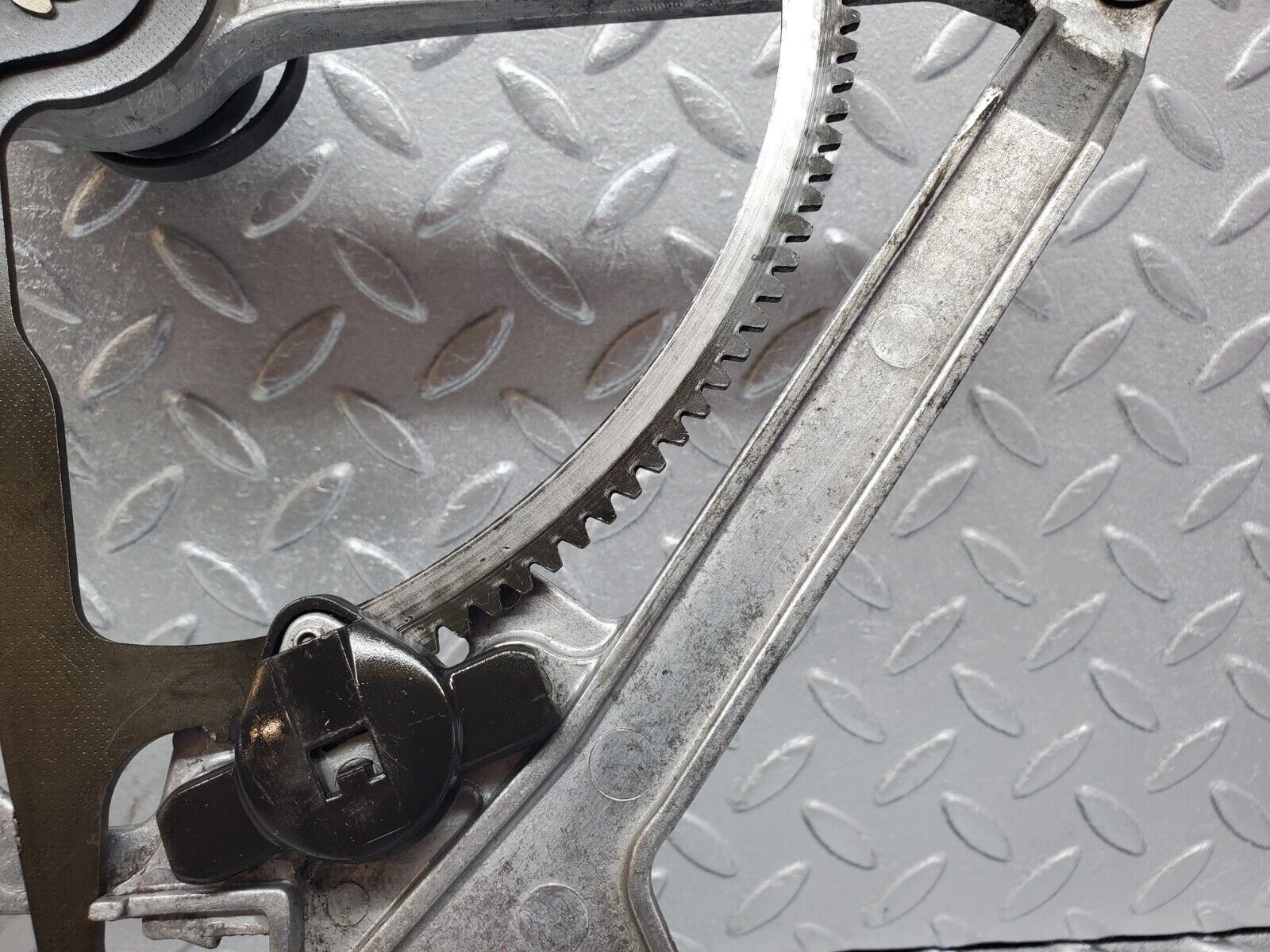 45714 Mercedes-Benz W126 420SE Front Right Power Window Regulator 13926