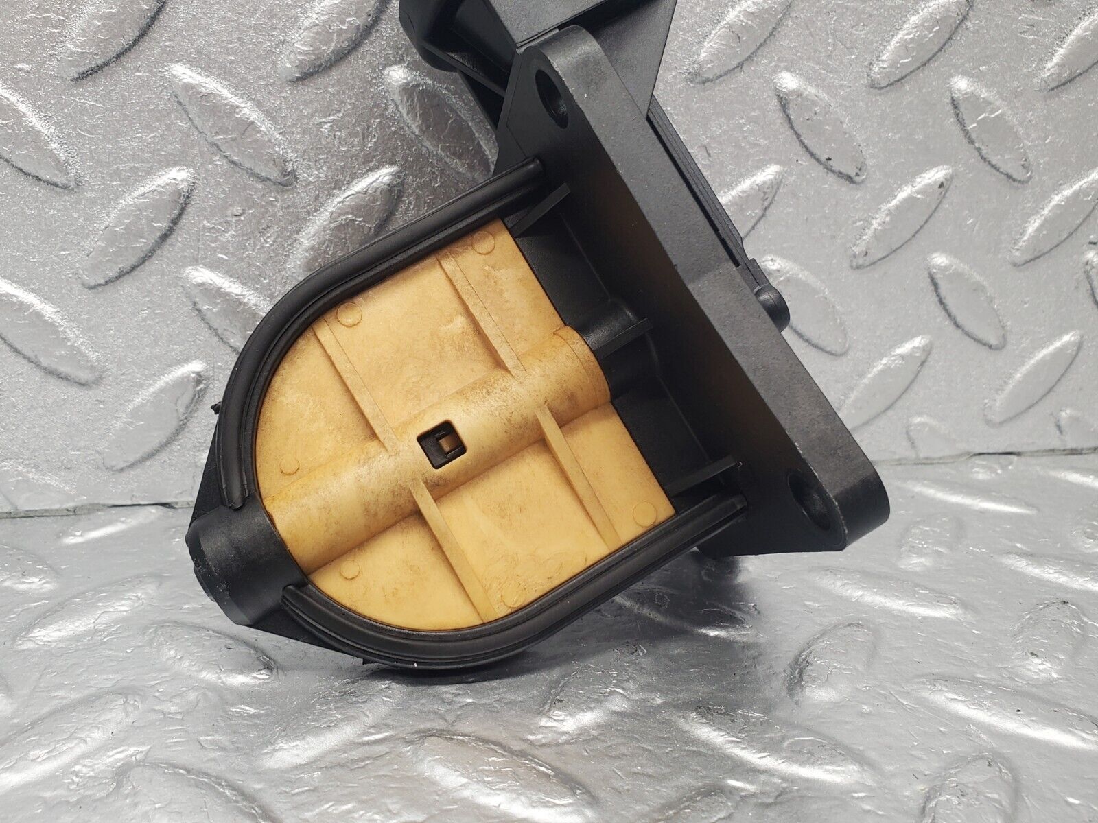 46188 Mercedes-Benz W124 280E Air Intake Resonance Valve