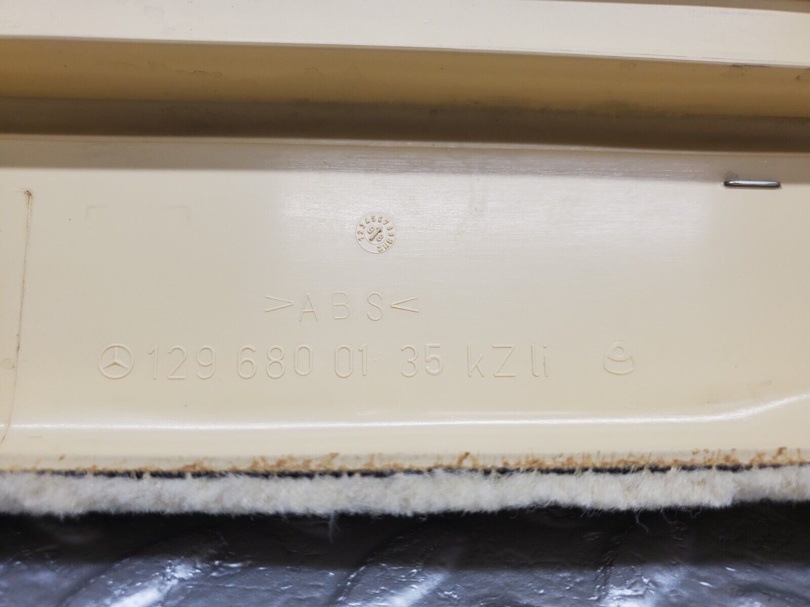 46816 Mercedes-Benz R129 320SL Coupe Left Door Sill Trim Beige 1296800135