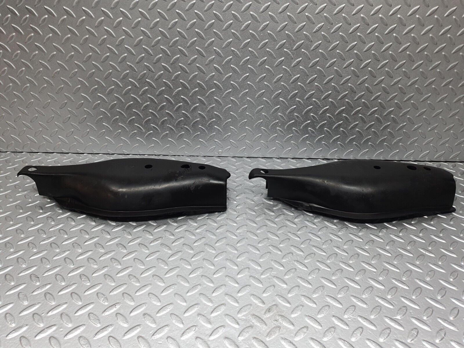 41779 Mercedes-Benz W202 C200 Rear Control Arm Cover 2x 1293520189 1293520188