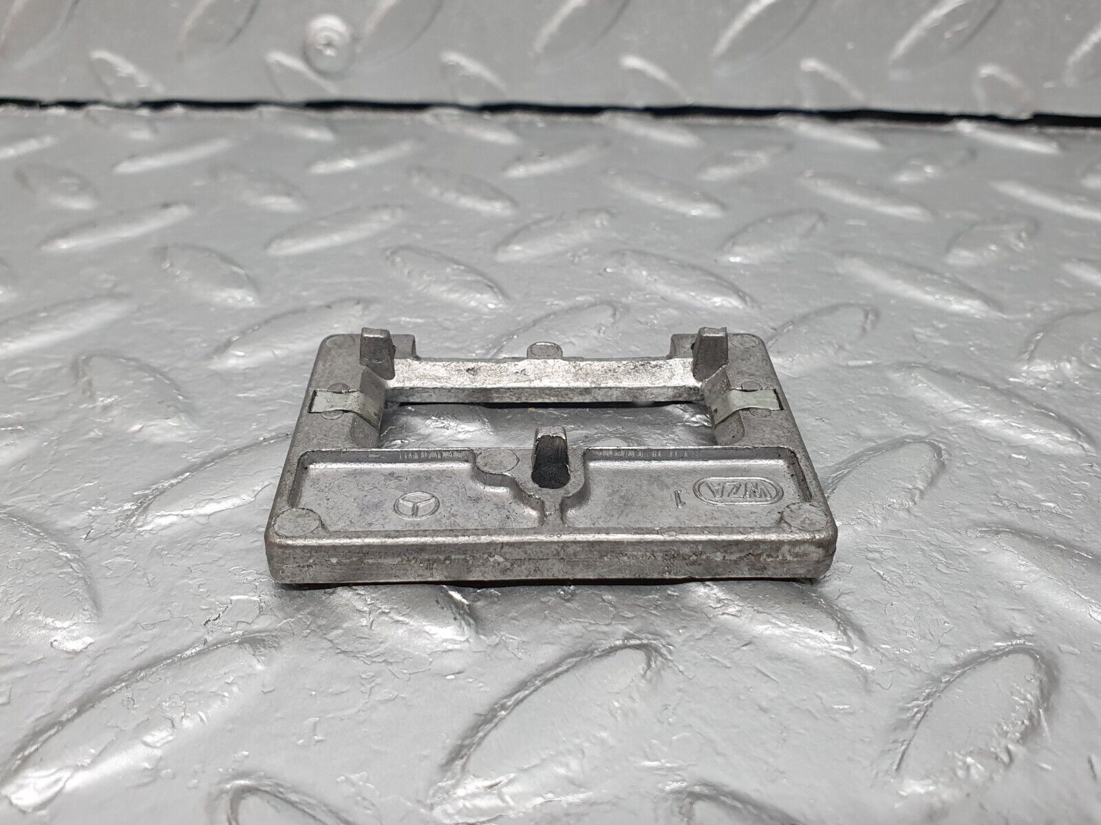 41667 Mercedes-Benz W124 200E Rear View Mirror Bracket