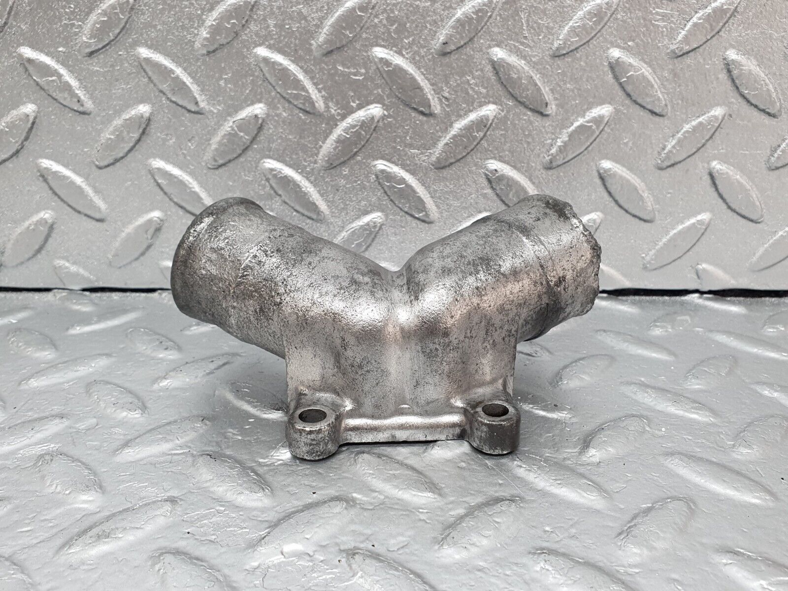 43556 Mercedes-Benz C126 380SEC Coupe Water Pump Flange 1172010103