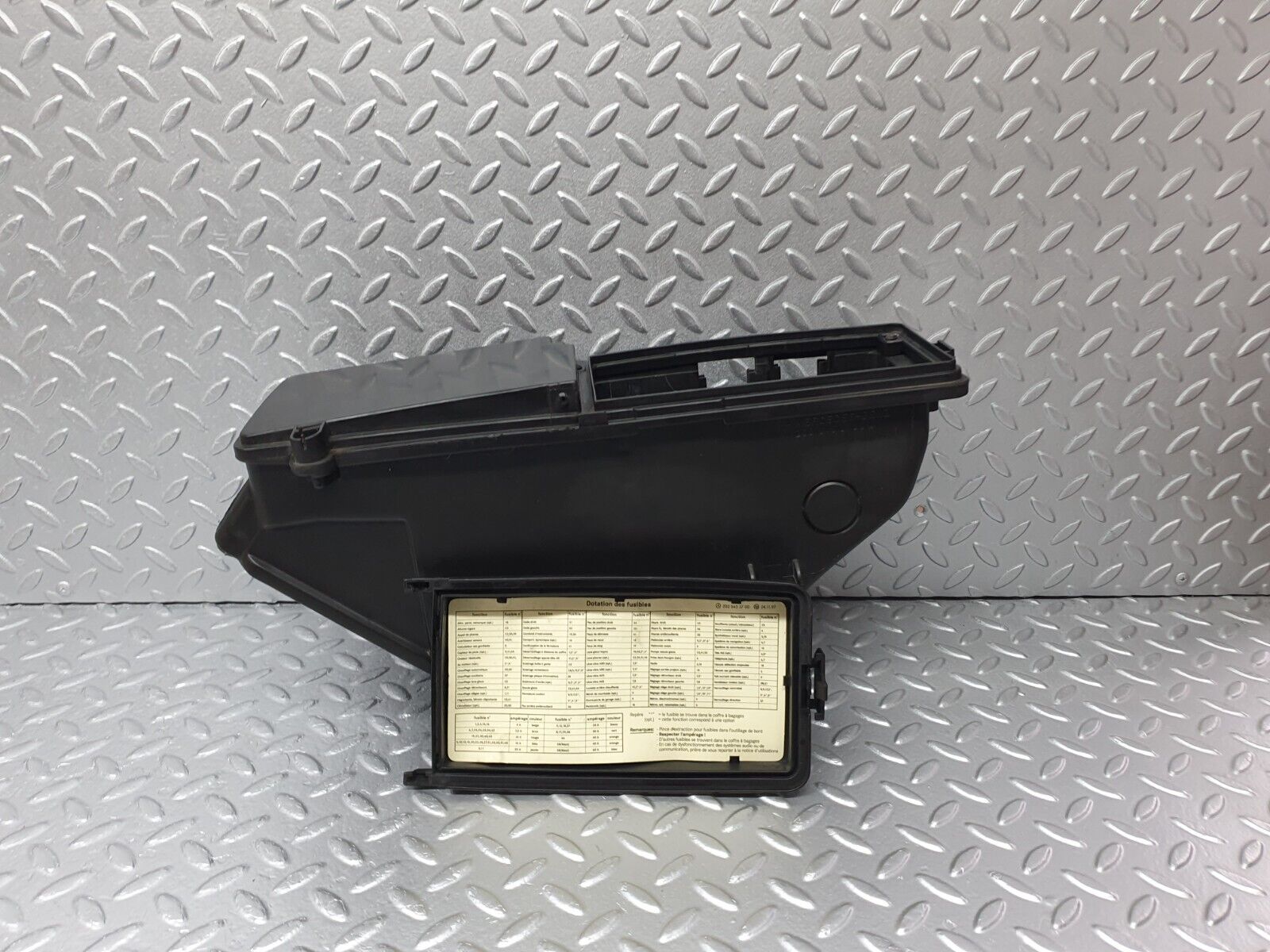 41817 Mercedes-Benz W202 C200 Fuse Box 2085400150 2025453700