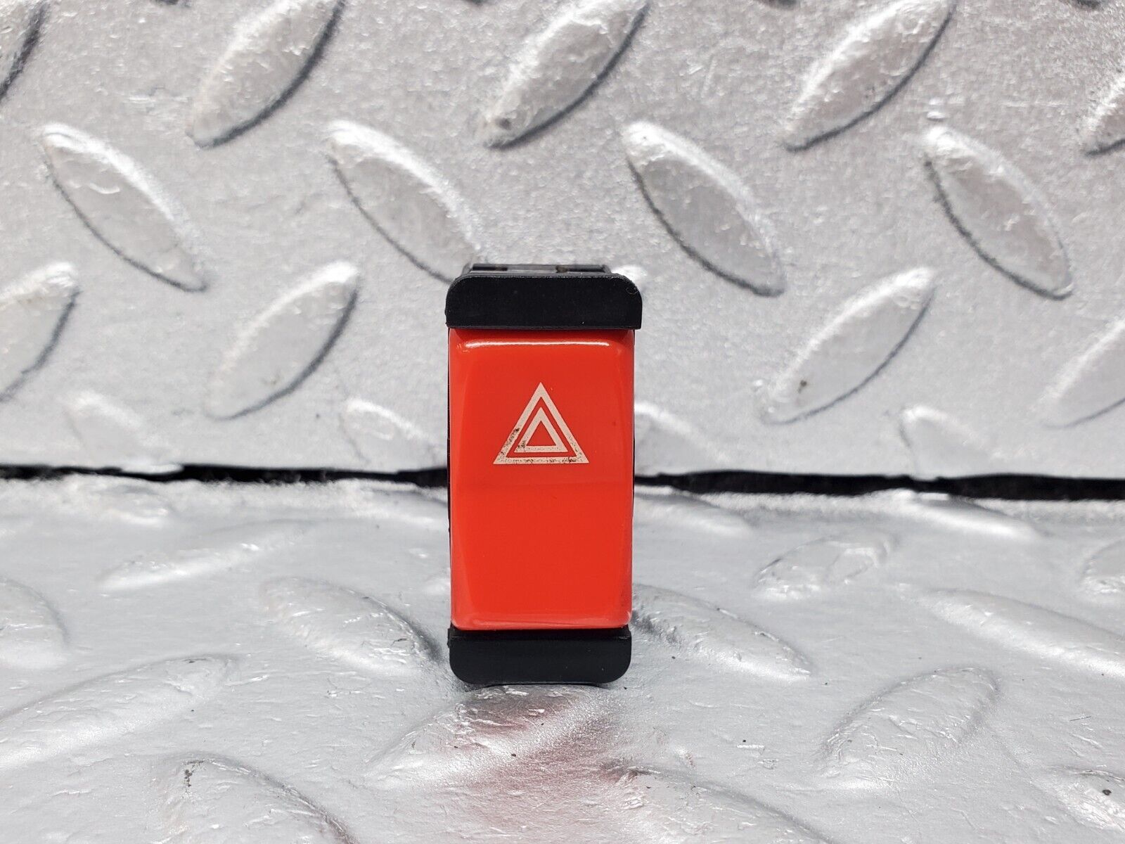 45664 Mercedes-Benz W126 420SE Hazard Warning Light Switch 0008209010