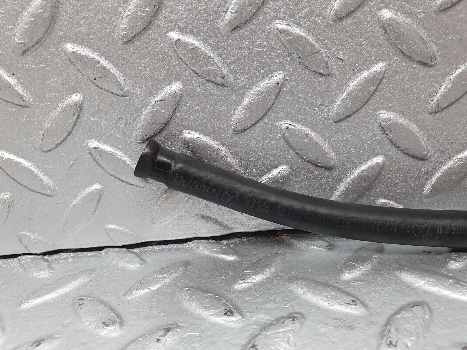 41623 Mercedes-Benz W124 200E Carburettor Heating Coolant Hose Pipe 1022031182