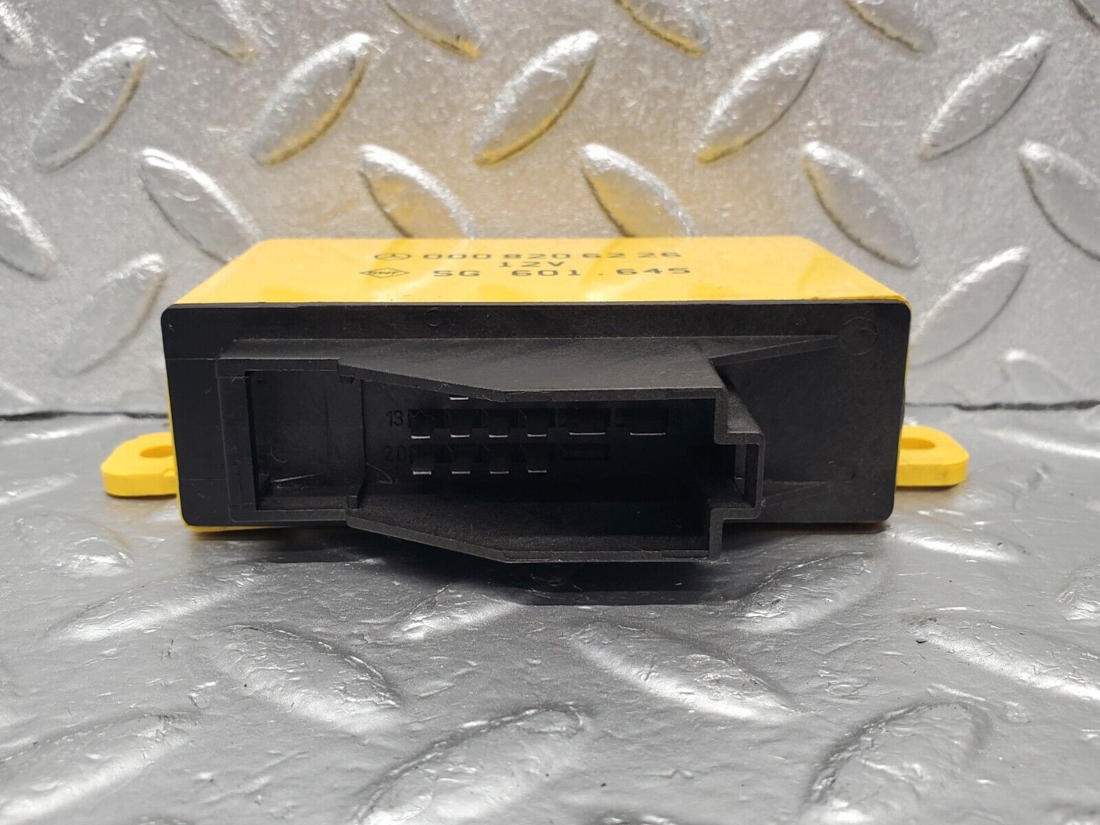 46823 Mercedes-Benz R129 320SL Coupe Heated Seat Control Unit 0008206226