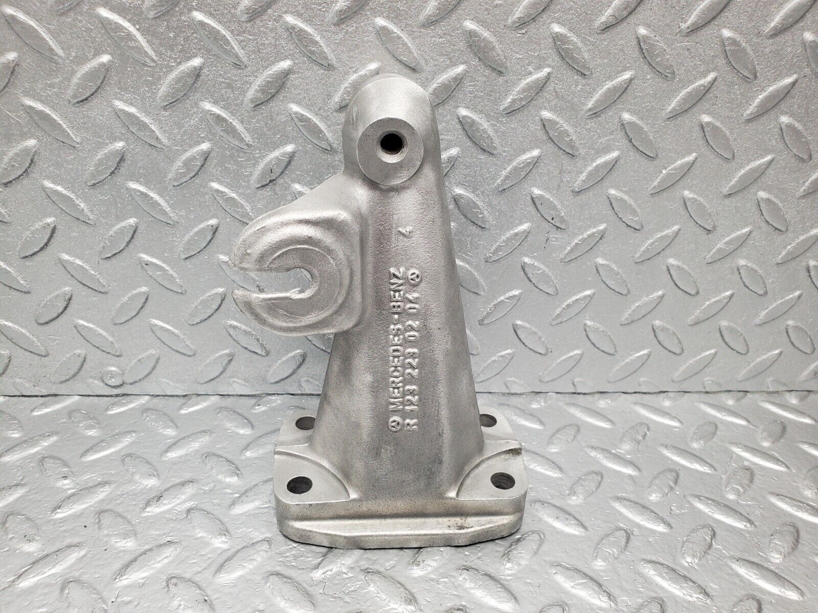 46649 Mercedes-Benz C123 280CE Coupe Engine Mount Bracket Left Side 1232230204