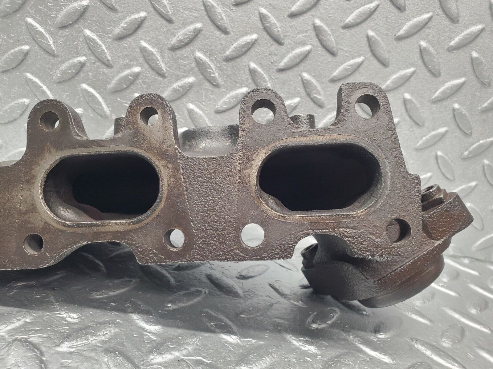 46219 Mercedes-Benz W124 280E Exhaust Manifold Cylinder 4-6 1041423601