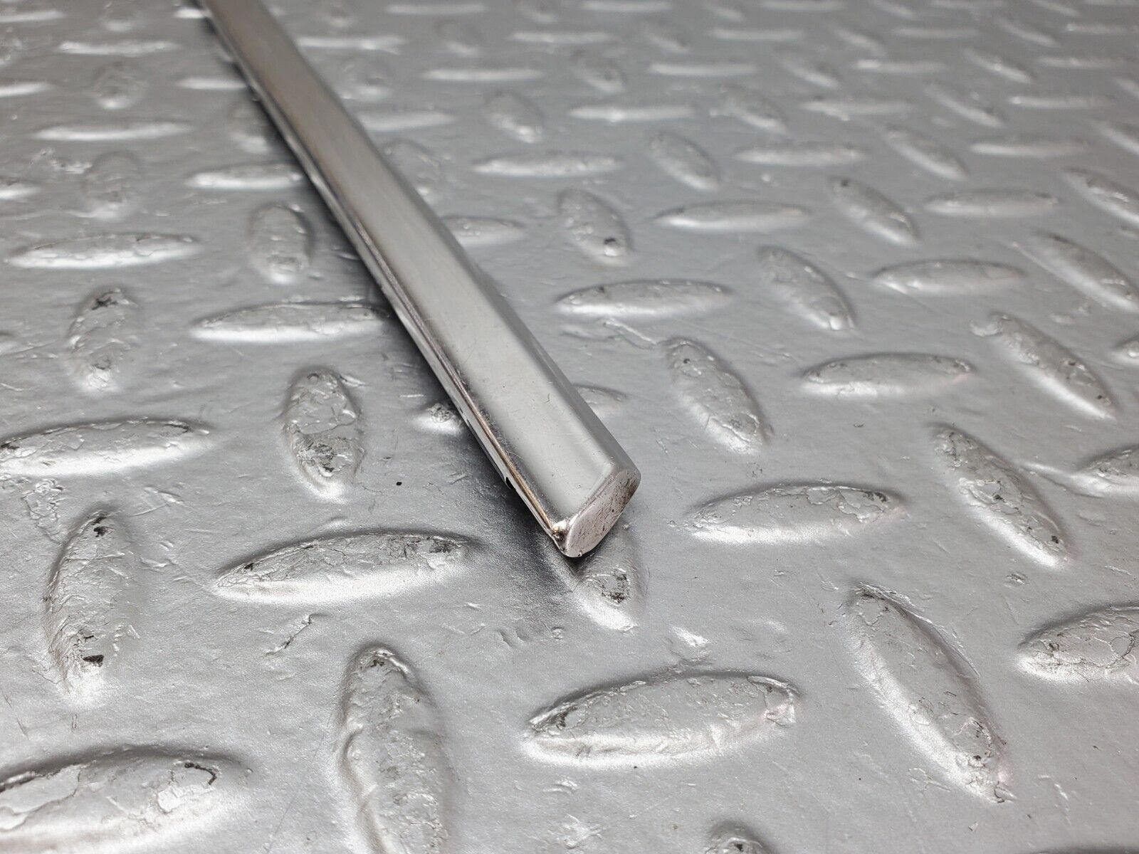 44542 Mercedes-Benz W123 280E Front Right Door Chrome Moulding Trim