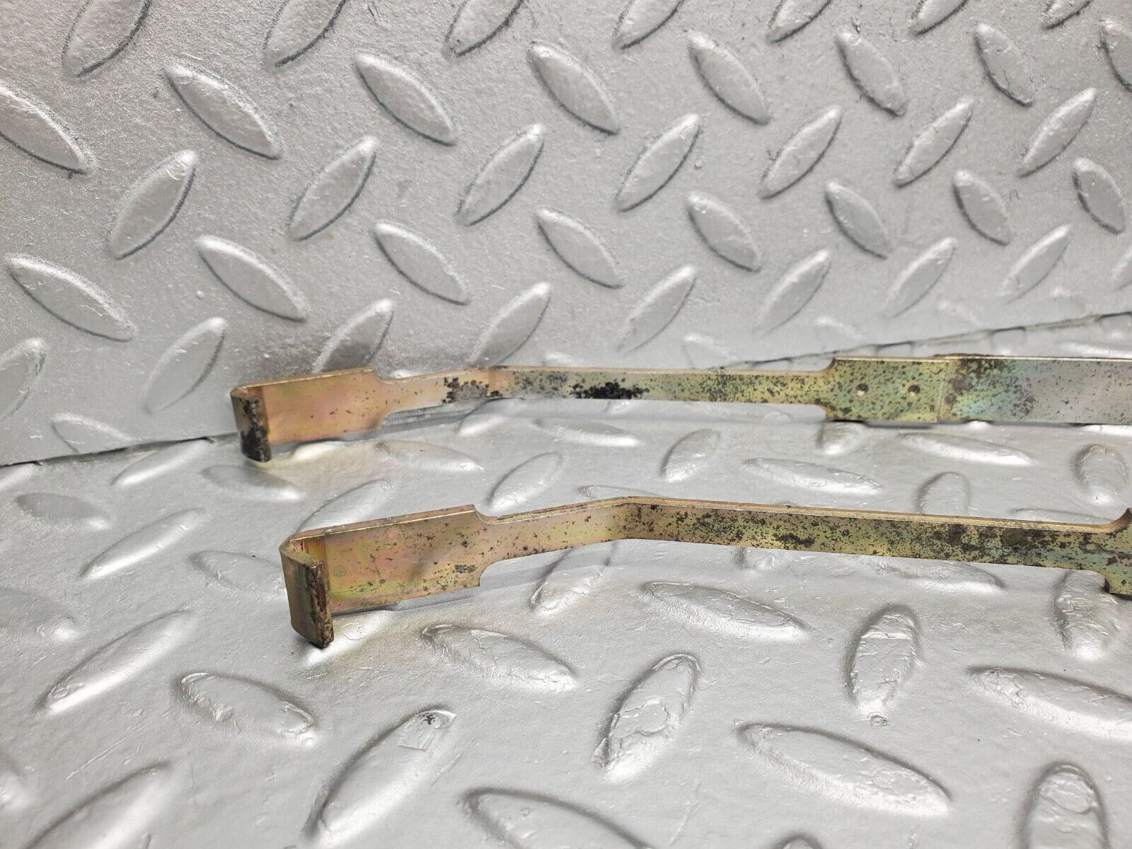 46077 Mercedes-Benz S123 200T Wagon Heater Box Holder Strap