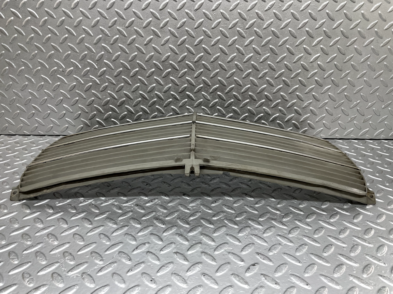 44249 Mercedes-Benz W123 280E Bonnet Grill 1238880923