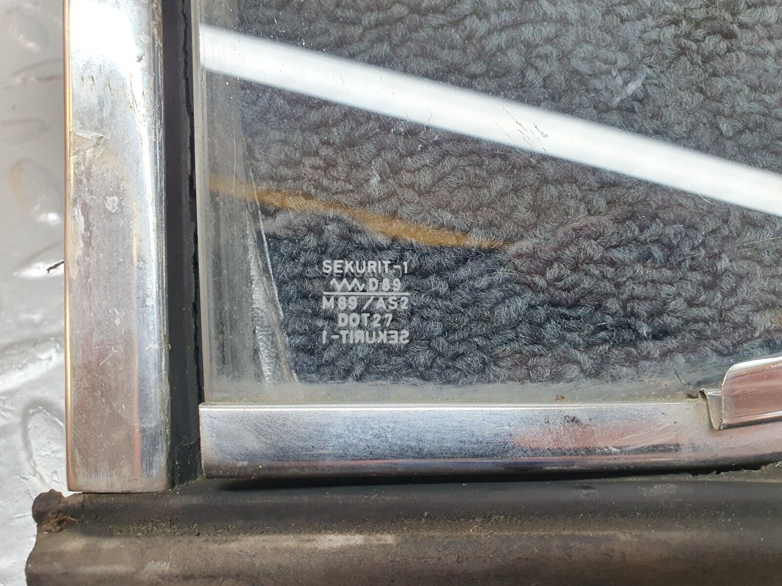 43225 Mercedes-Benz W108 280SE Front Right Quarter Window