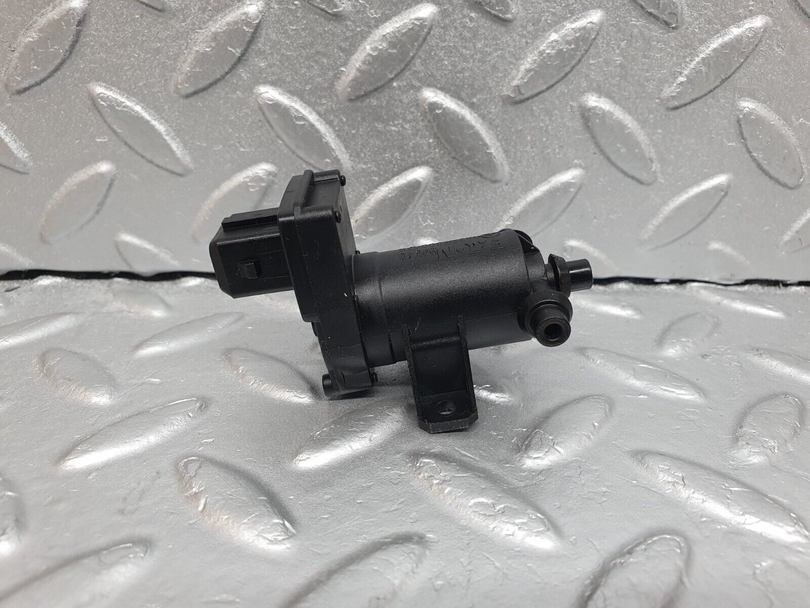 41923 Mercedes-Benz W202 C200 Heater Control Vacuum Valve 2028000178