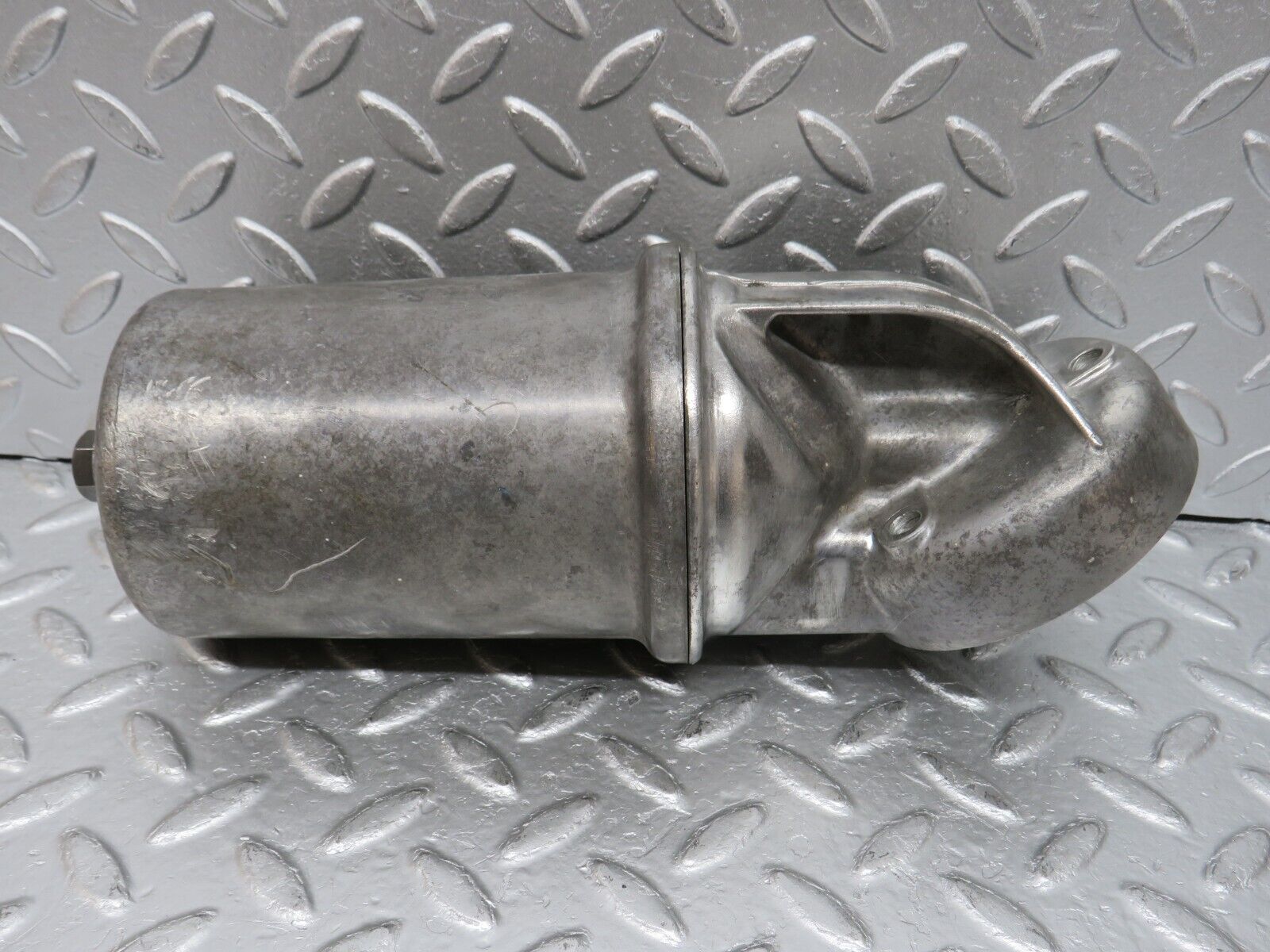 32750 Mercedes-Benz C107 R107 350 V8 Oil Filter Housing 1161840309