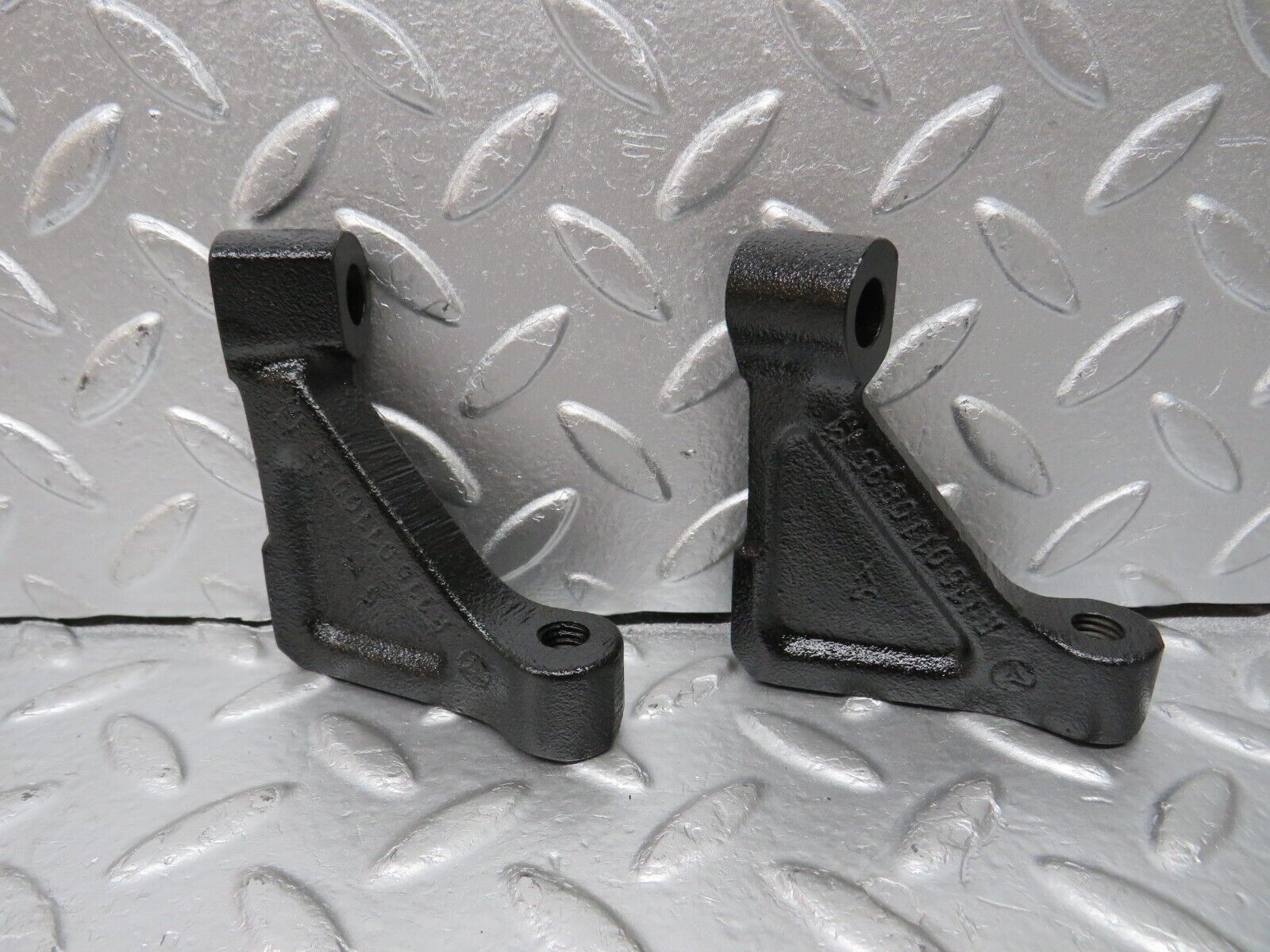 33064 Mercedes-Benz C107 R107 Engine Mount Bracket Pair 1160110895 1160110995