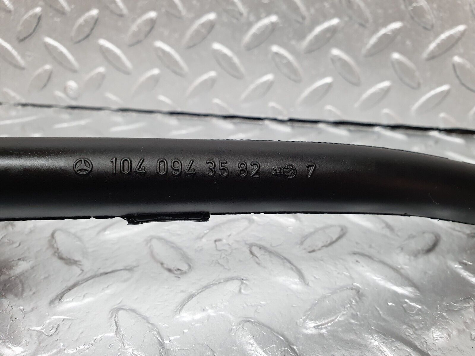 42550 Mercedes-Benz R129 320SL Coupe Crankcase Breather Pipe 1040943582