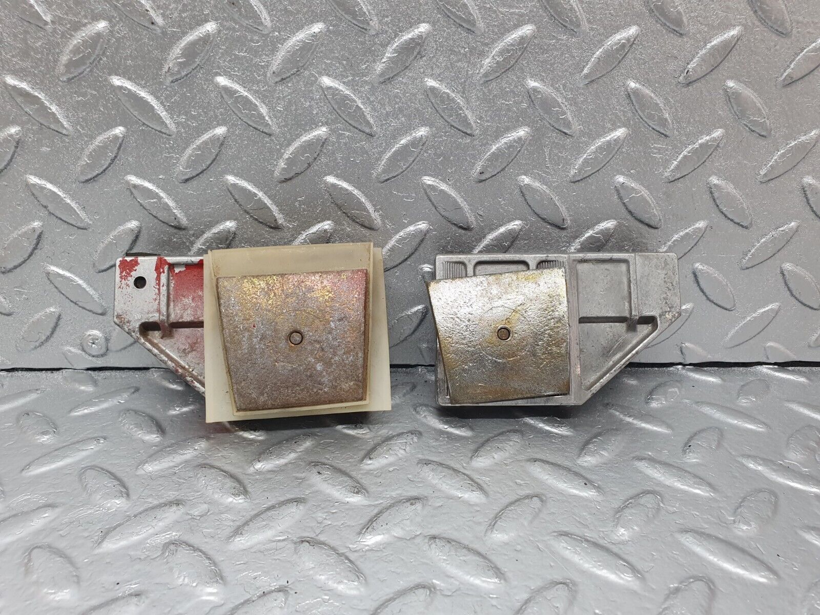 43581 Mercedes-Benz C126 380SEC Coupe Door Window Guide Bracket 1267250332