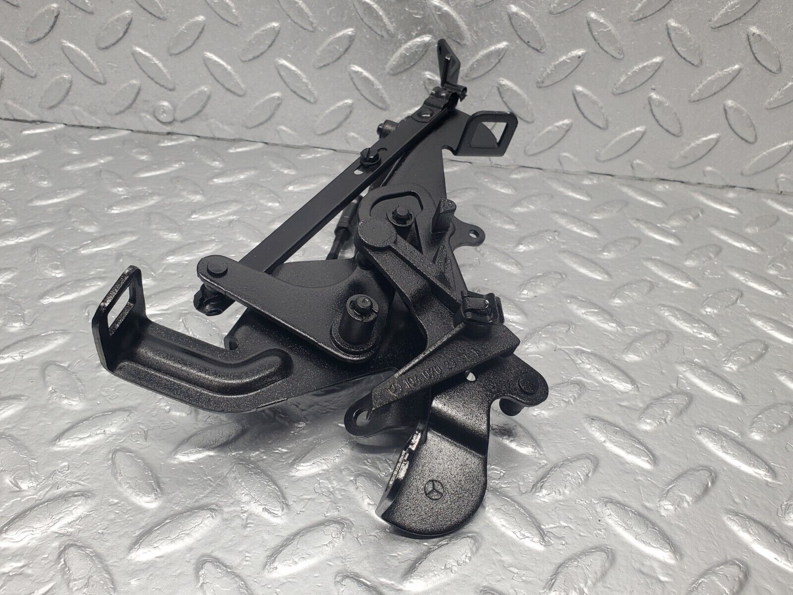 46187 Mercedes-Benz W124 280E Throttle Linkage 1040702321