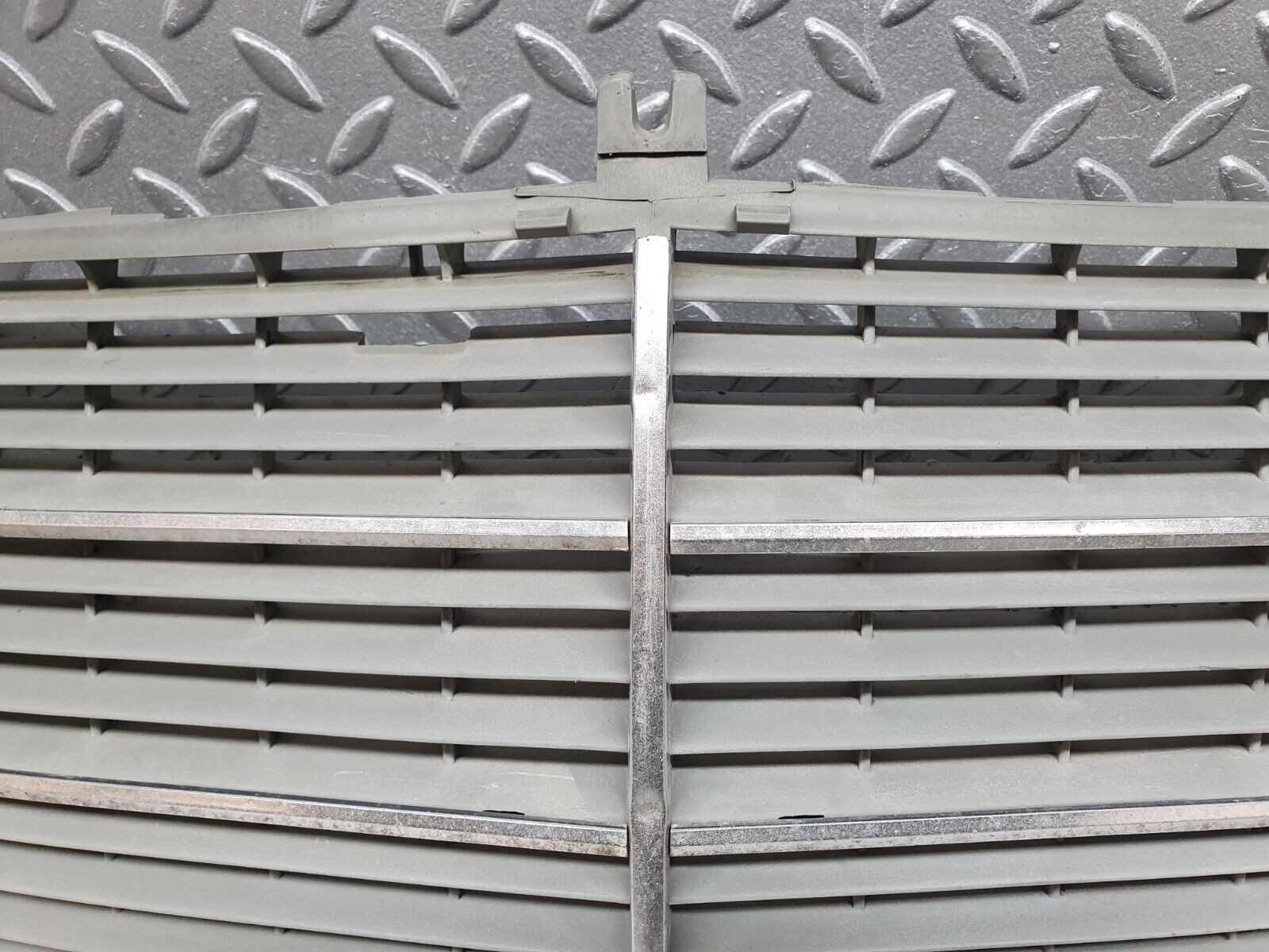 44103 Mercedes-Benz C123 230CE Coupe Bonnet Grill