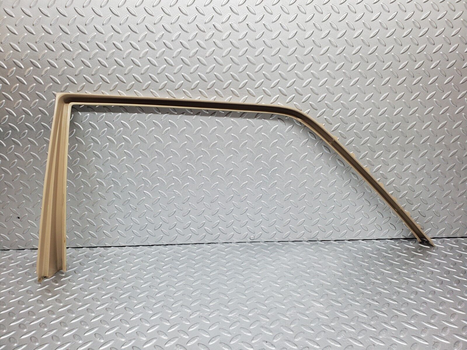 45862 Mercedes-Benz W126 420SE Rear Left Door Window Frame Cover 1267350571