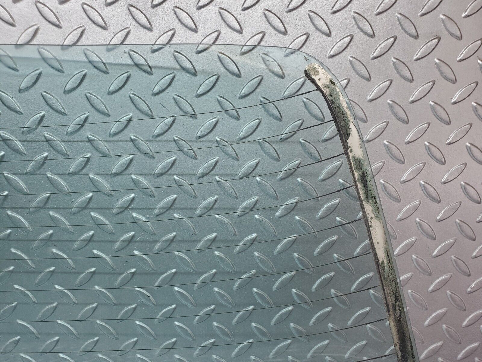 44368 Mercedes-Benz W123 280E Rear Heated Windscreen Glass