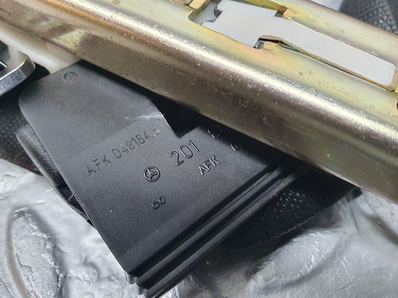 41985 Mercedes-Benz W202 C200 Front Left Seat Belt With Buckles 2018680222 1248600088 2088600369