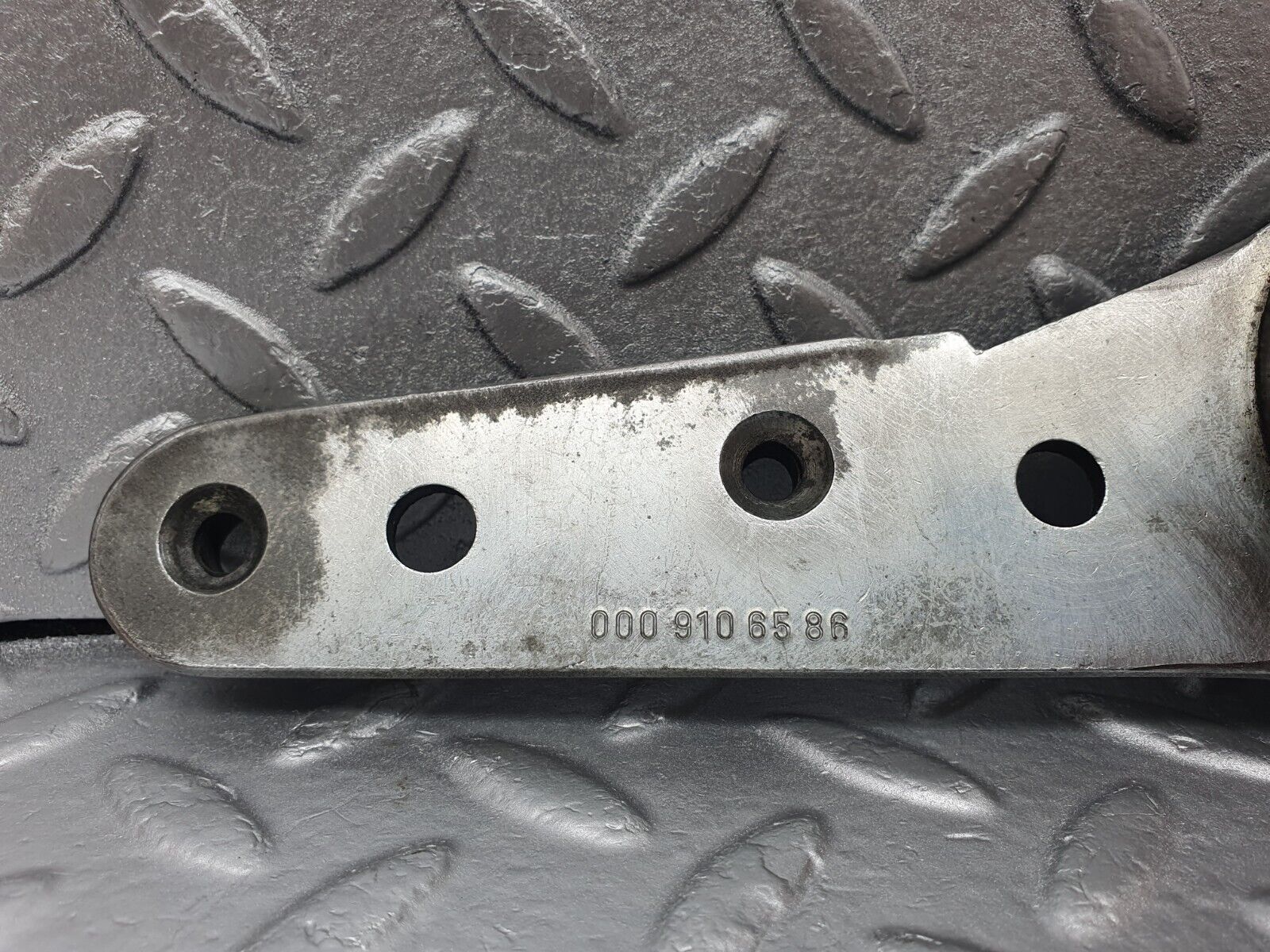 43331 Mercedes-Benz W108 280SE Front Right Seat Hinge Pair With Rod 0009106586 0009106485