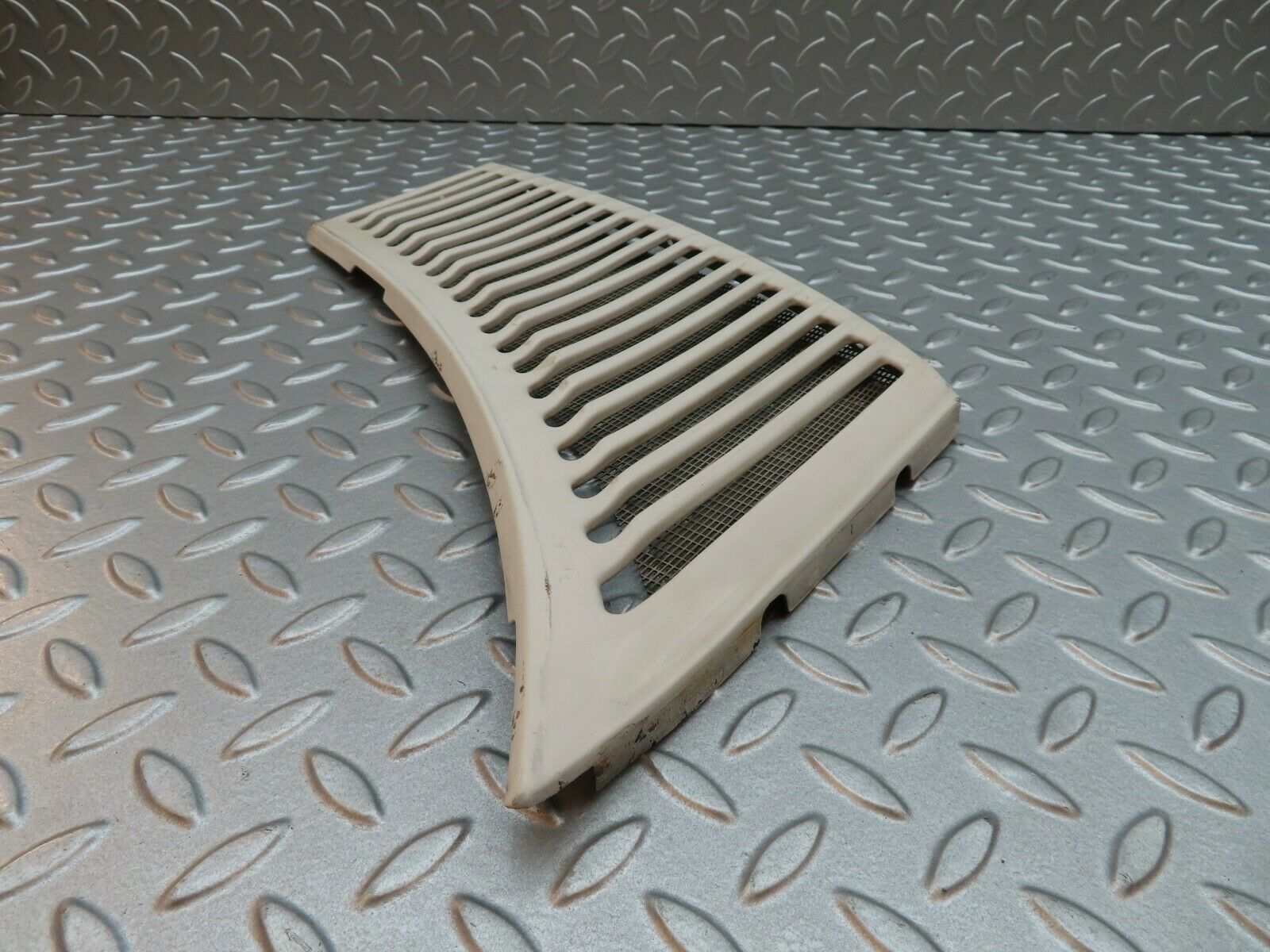 4983 Mercedes-Benz R107 350SL Air Intake Grill Right Side