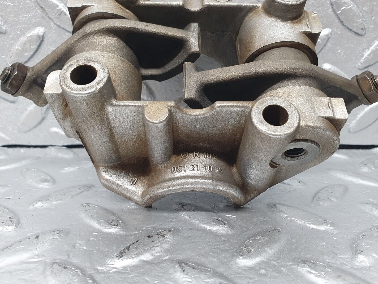 44011 Mercedes-Benz C123 230CE Rocker Arms Camshaft Bearing Block 1020512110